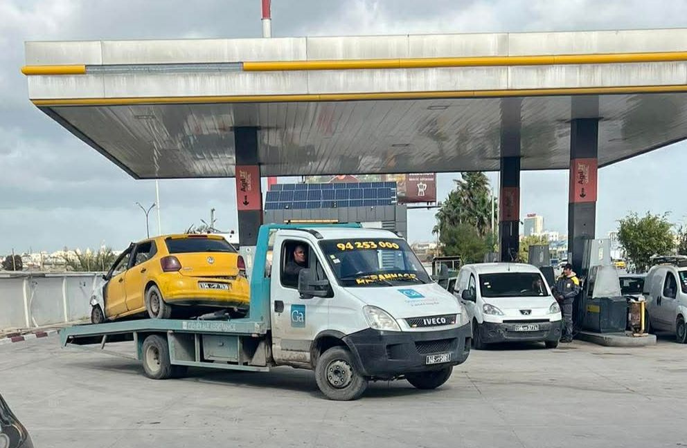 Panne de batterie en ville : dépannage sur place ou remorquage ?